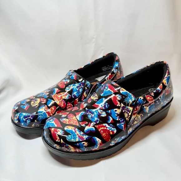 Easy Street Tie Dye Heart Print Slip Resistant Clog 8W - Picture 1 of 8